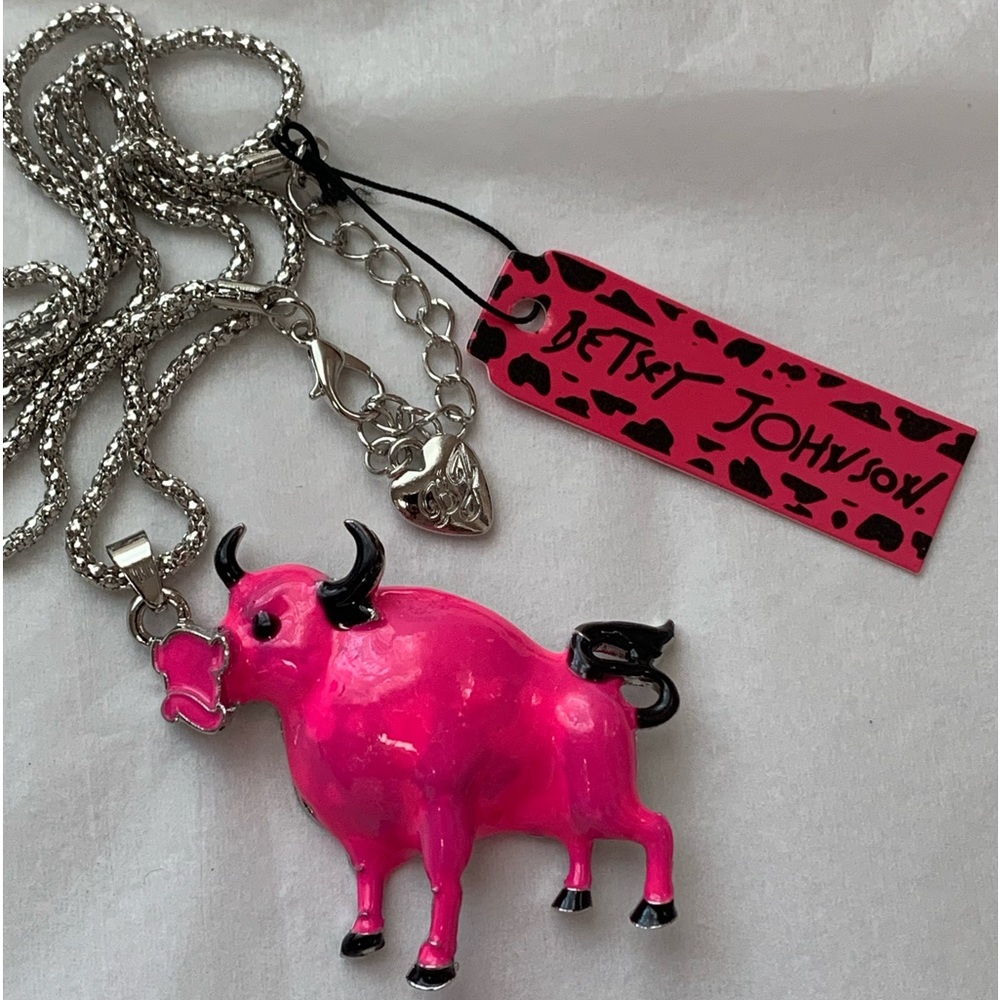 NWT pretty in pink bull necklace